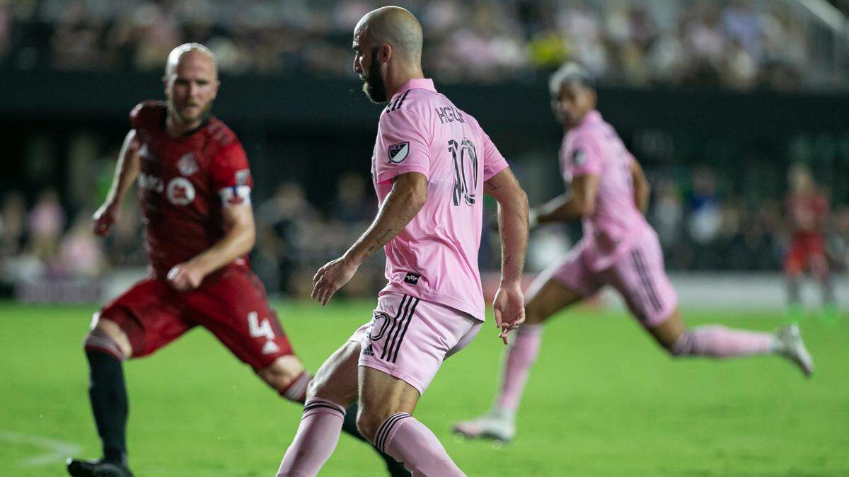 El delantero de Inter Miami Gonzalo Higuaín (10) conduce el balón ante la marca de Michael Bradley, de Toronto FC, en el partido de la MLS celebrado el 20 de agosto de 2022, en el estadio DRV PNK de Fort Lauderdale, Florida.