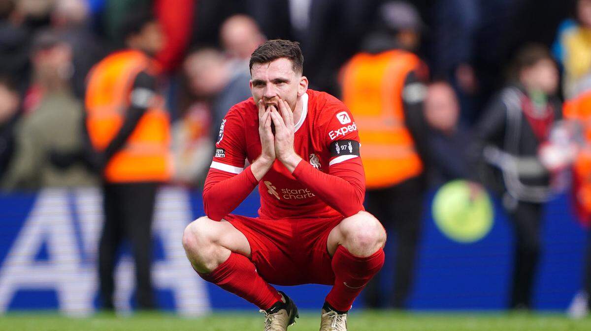 El jugador de Liverpool Andrew Robertson reacciona tras la derrota del equipo 2-0 ante el Aston Villa, el domingo 14 de abril de 2024 en Anfield.