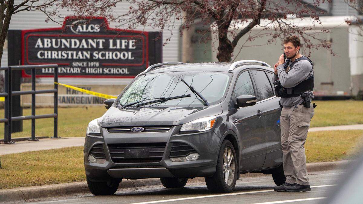 Un agente del orden público llega a la escena del tiroteo este lunes en la Escuela Cristiana Abundant Life en Madison, Wisconsin.