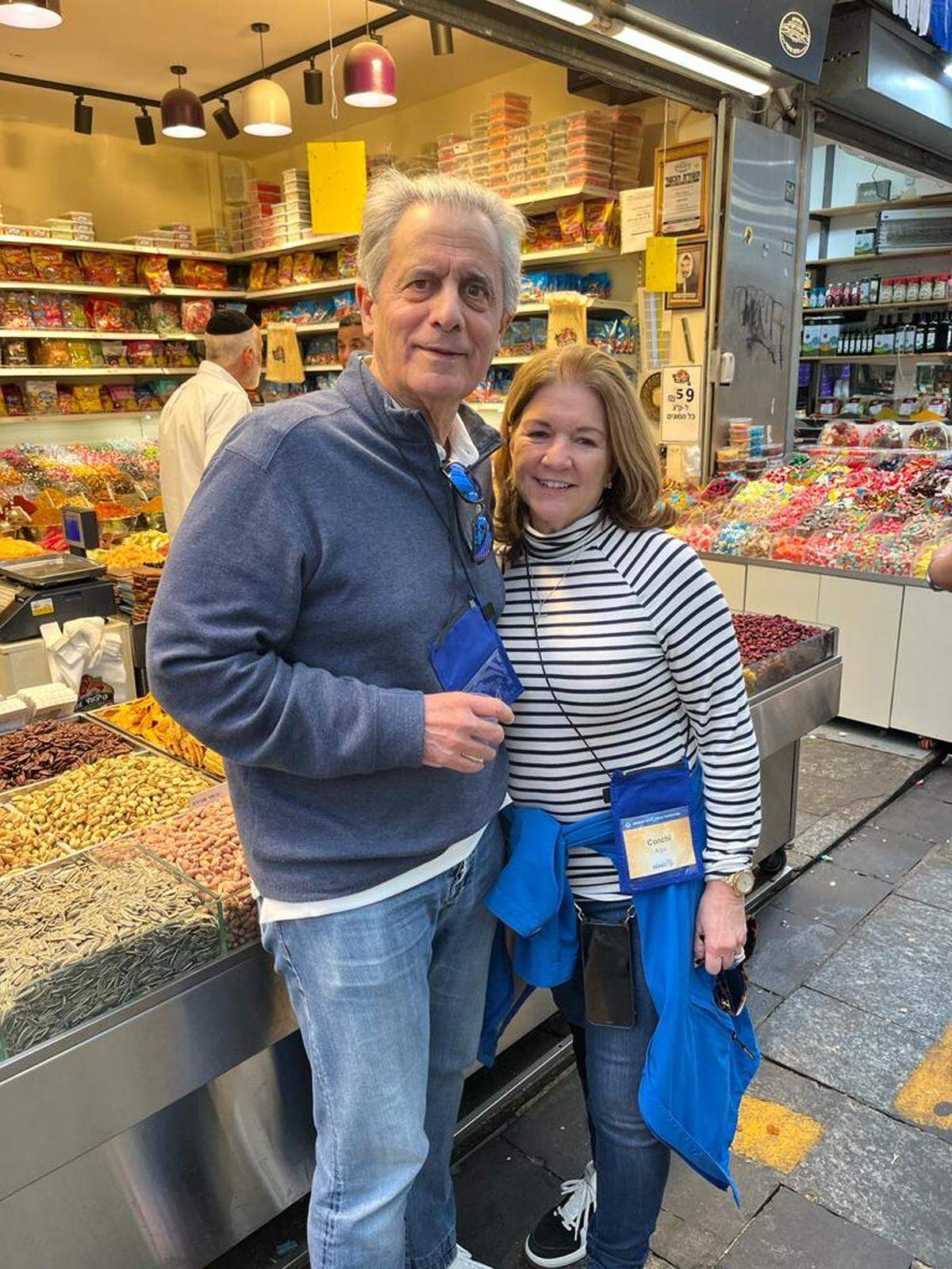 Tony Arguiz y su esposa Conchi en el Majané Yehuda Shuk, un emblemático mercado en Jerusalén, que se llena los viernes, cuando los judíos se preparan para celebrar el Shabat.