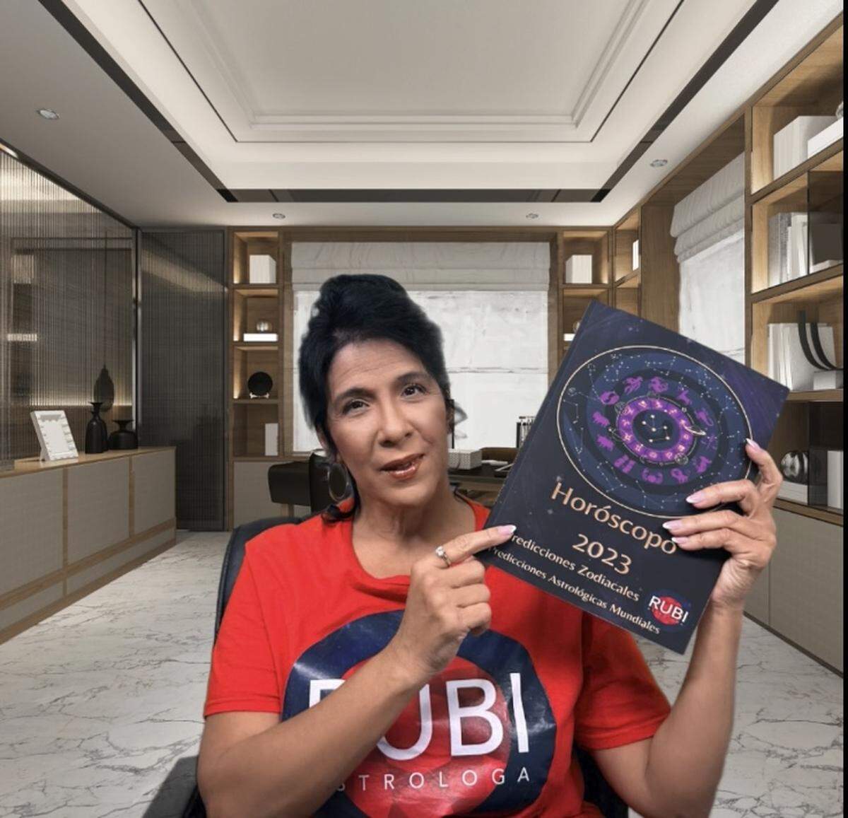 Alina Rubi muestra su libro ‘Horóscopo 2023’, disponible en Amazon, Barnes & Noble, Google Books, Baker and Taylor y Kobo.