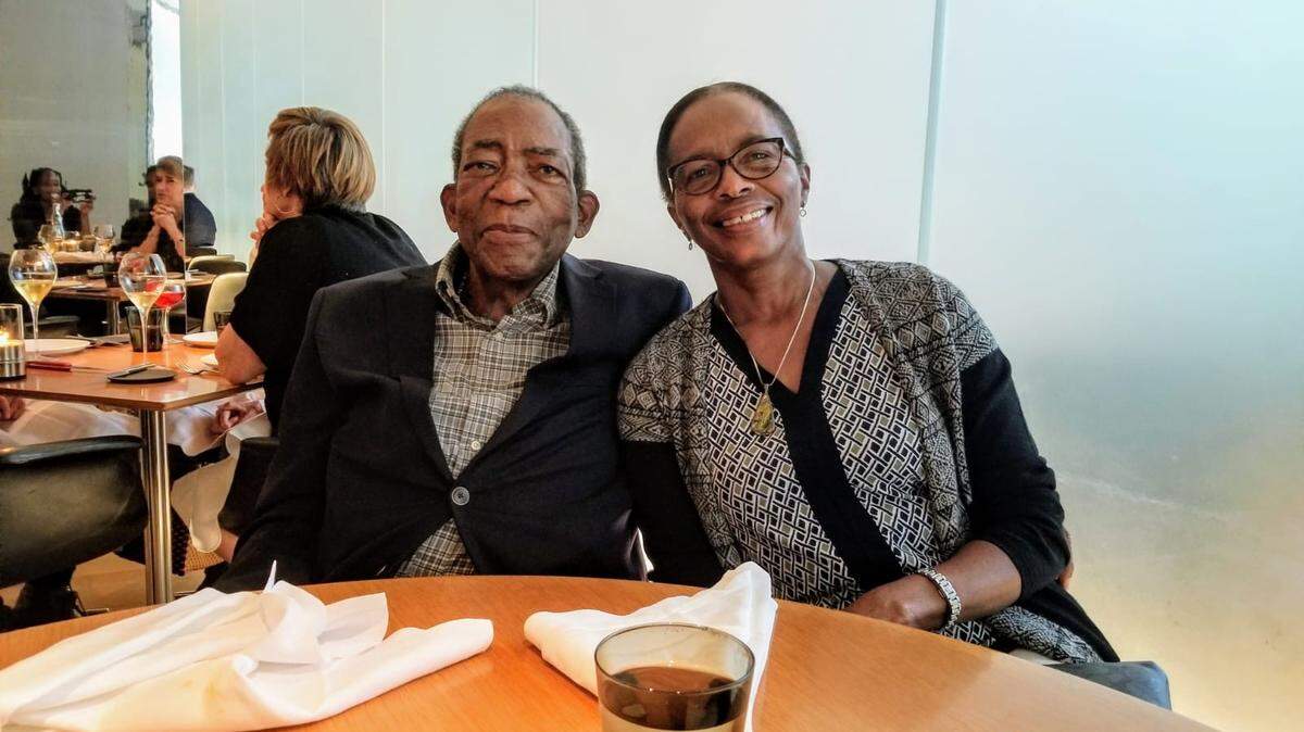Dennis Ennis junto a su esposa. Ennis continúa recuperando sus fuerzas luego de someterse a las cirugías de trasplante. Explica que ya no tiene embolismo pulmonar, insuficiencia cardíaca congestiva o enfermedad amiloidosis, pero aún tiene el gen.