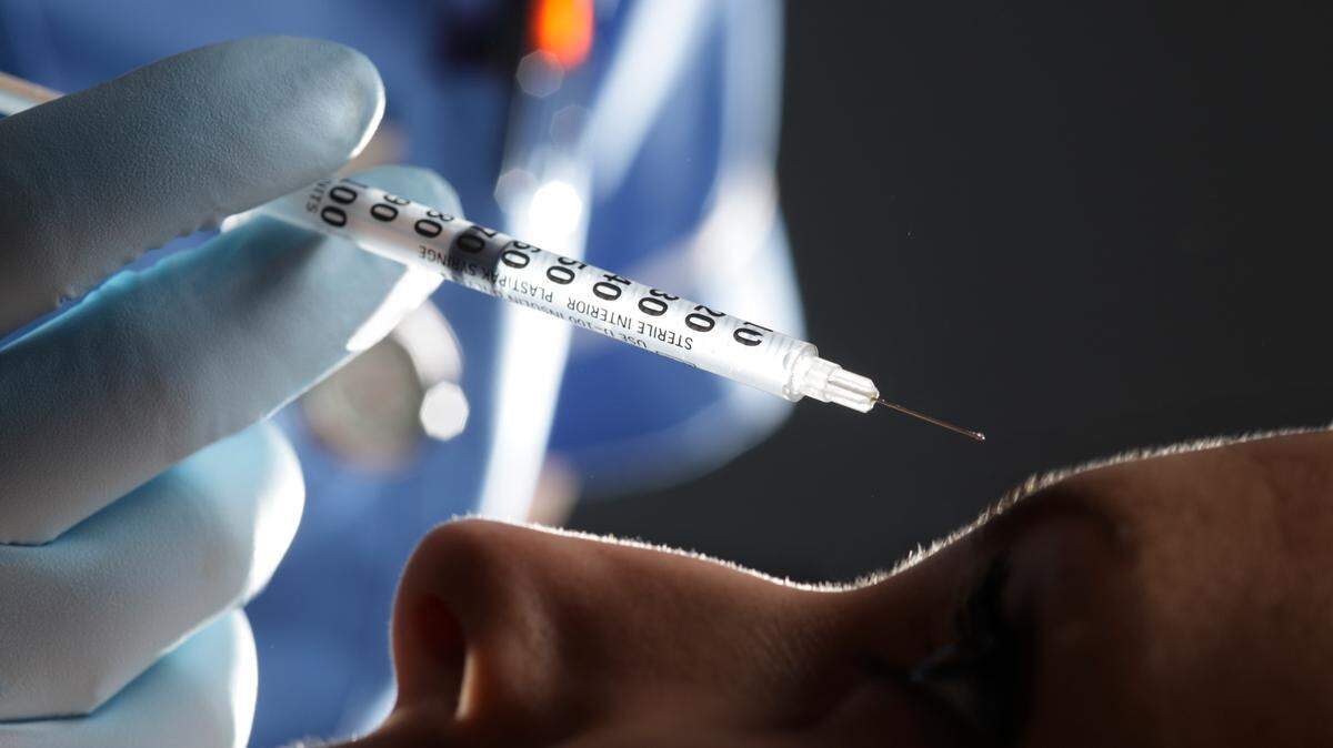 Los Centros para el Control y la Prevención de Enfermedades (CDC) de Estados Unidos alertaron el miércoles 24 de abril de 2024 del uso de inyecciones falsas de bótox que han dejado al menos 11 mujeres hospitalizadas. 