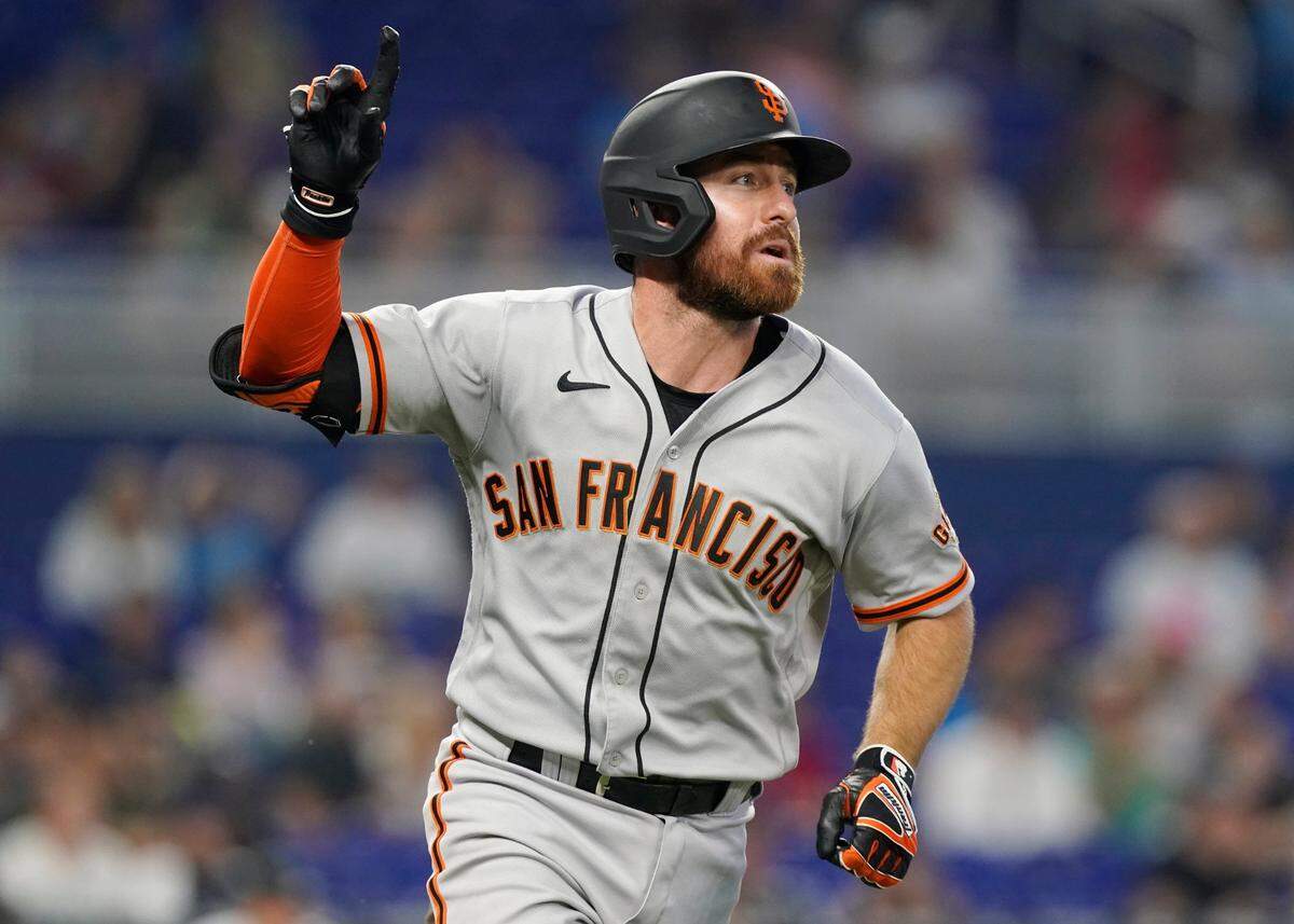 El torpedero de los Gigantes de San Francisco Donovan Walton pega un jonrón con bases llenas en el cuarto inning del partido ante los Marlins, celebrado el 5 de junio de 2022 en Miami.