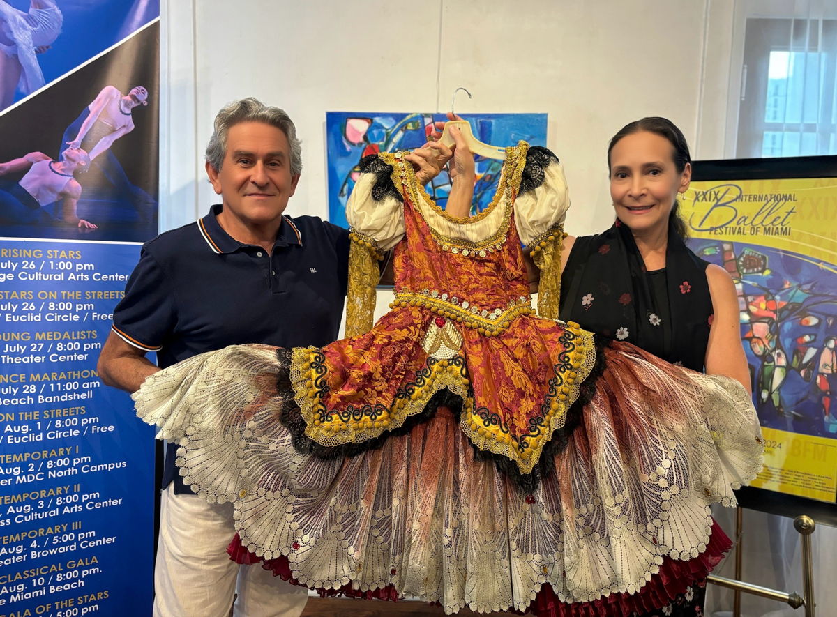 Rosario Suárez y Perfecto Uriel, Premio Cultura y Crítica del Ballet en el XXIX Festival Internacional de Ballet de Miami, el 9/8/2024 en el Miami Hispanic Cultural Center, durante la entrega de uno de sus trajes como donación para el Museo de la Casa de la Danza de Logroño, España.