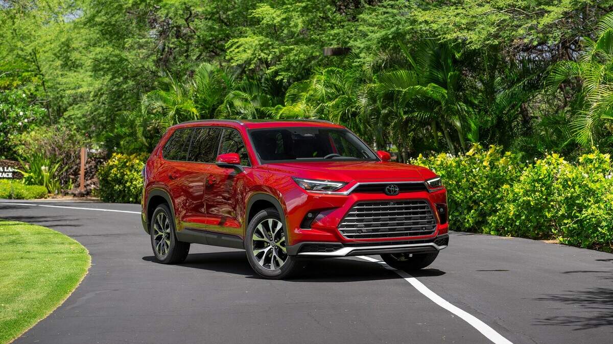 El Toyota Grand Highlander Híbrido del 2026 es un SUV mediano de tres filas de asientos disponible en cinco modelos: LE, XLE, Limited, Nightshade y Platinum.