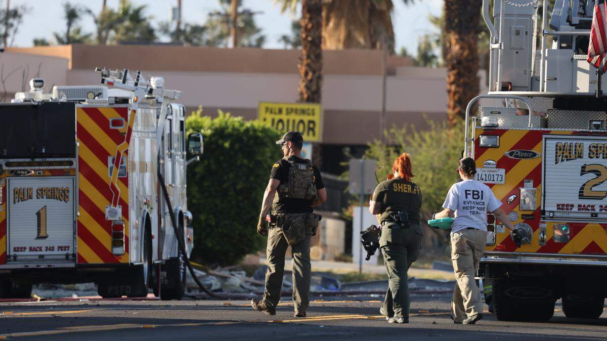 Las autoridades investigan cerca del lugar de una explosión frente a una clínica de fertilidad en Palm Springs, California, el sábado 17 de mayo de 2025.