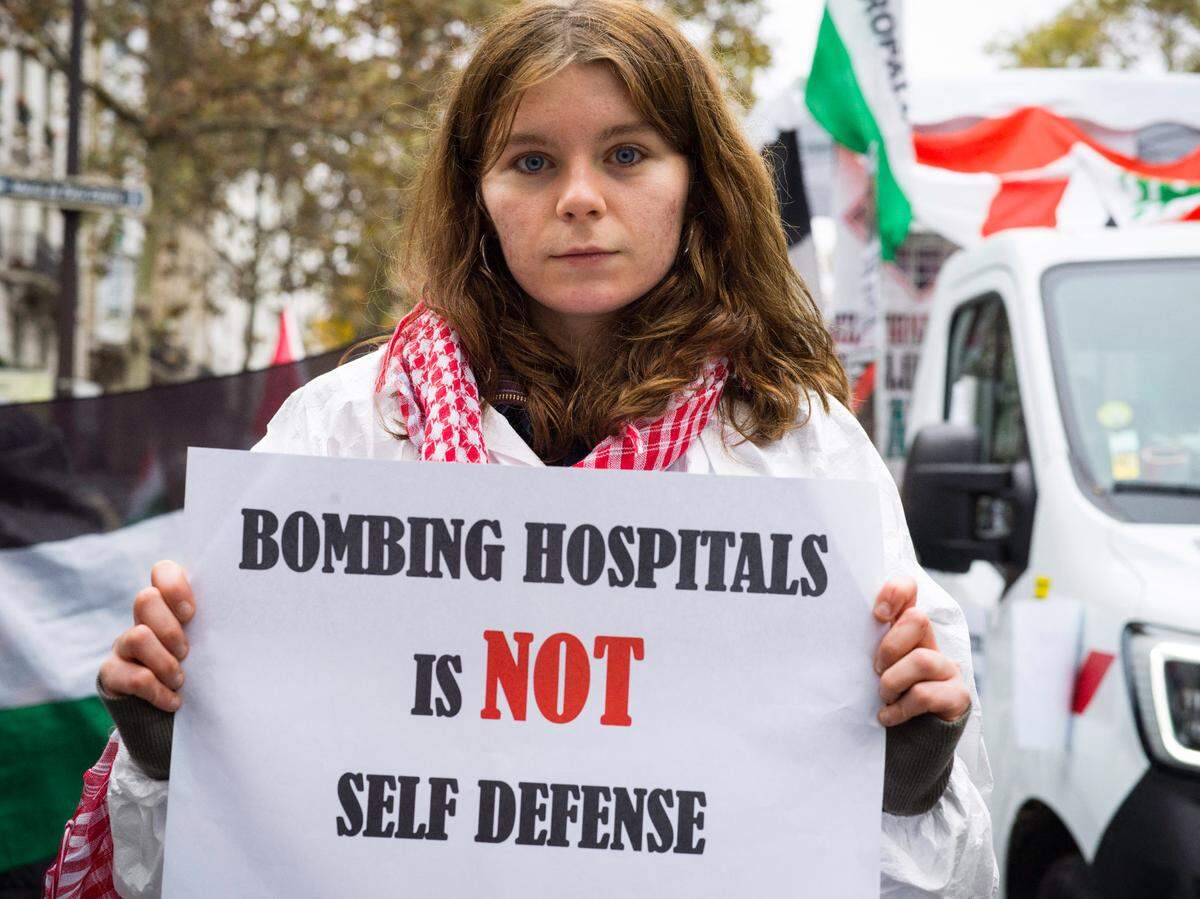 Una mujer sostiene una pancarta que dice “Bombardear hospitales no es autodefensa”, durante una protesta el sábado 9 de noviembre de 2024, en París.