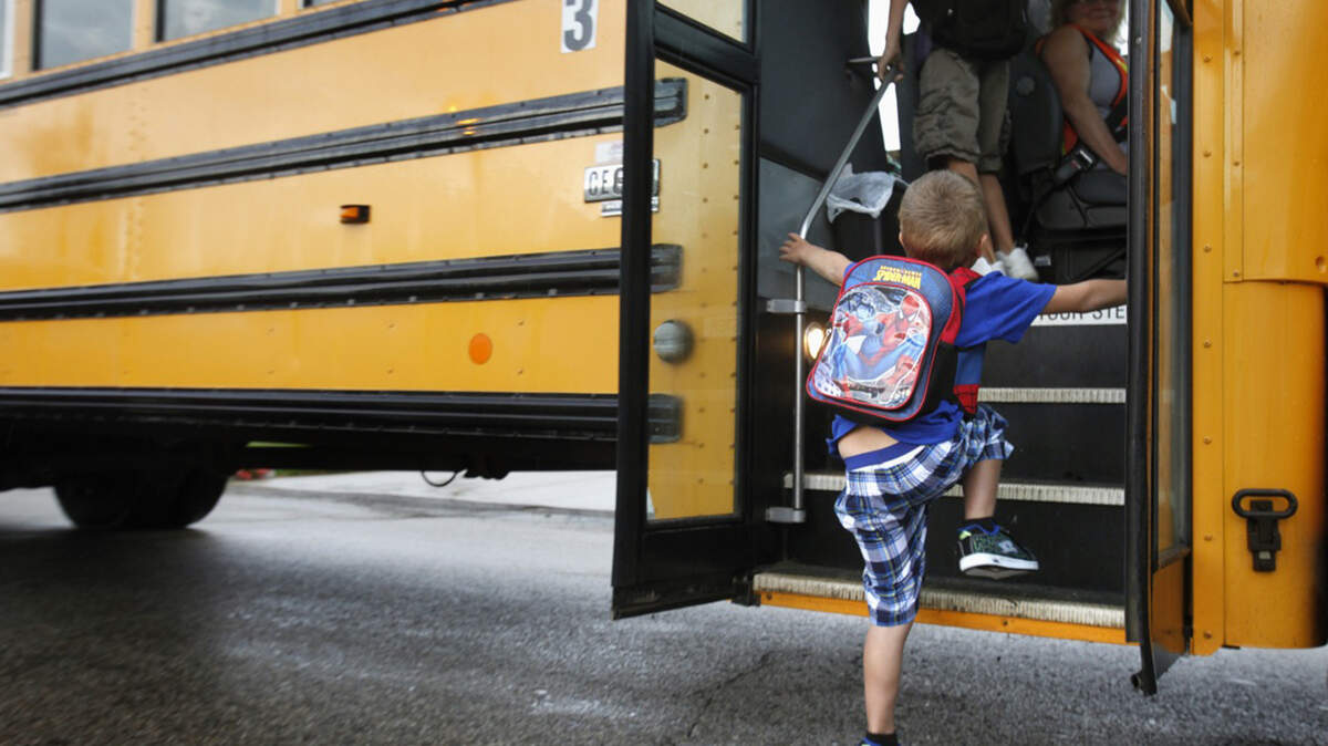FILE - In this Sept. 4, 2012 file photo, a student at Indian Lake En esta foto de archivo del 4 de septiembre de 2012, un estudiante de la Escuela Primaria Indian Lake en Kalamazoo, Michigan, aborda un autobús el primer día de clases. 