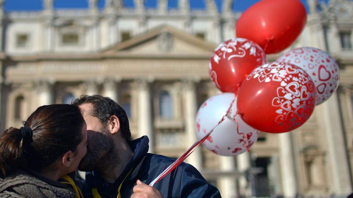 Una pareja celebra el amor el Día de San Valentin de 2014. Si los matrimonios son genuinos, Inmigración pudiera exonerar la entrevista a los cónyuges de ciudadanos de Estados Unidos que solicitan la residencia permanente por matrimonio.