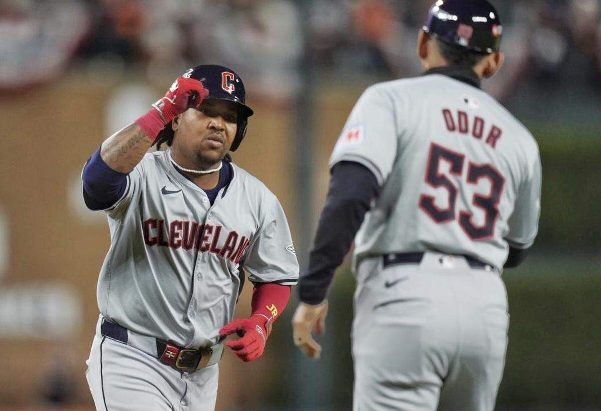 El tercera base dominicano de los Guardianes de Cleveland José Ramírez recorre las bases tras pegar un jonrón por el jardín izquierdo ante el relevista de los Tigres Tyler Holton, en el quinto inning del cuarto partido de la Serie Divisional celebrado el 10 de octubre de 2024 en Detroit.