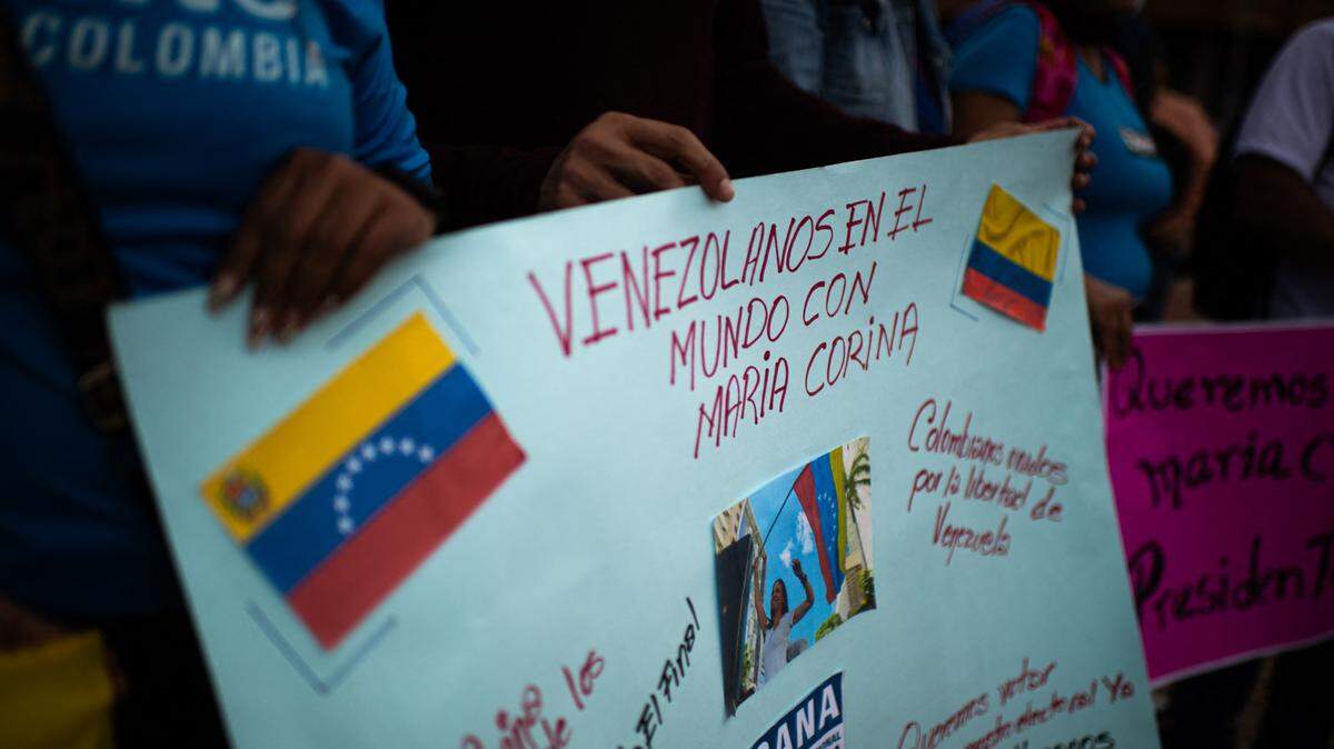 Ciudadanos venezolanos protestan en Bogotá, Colombia, el 4 de febrero de 2024, exigiendo la candidatura presidencial de la líder de la oposición venezolana María Corina Machado en las elecciones presidenciales luego de que fuera descalificada. 