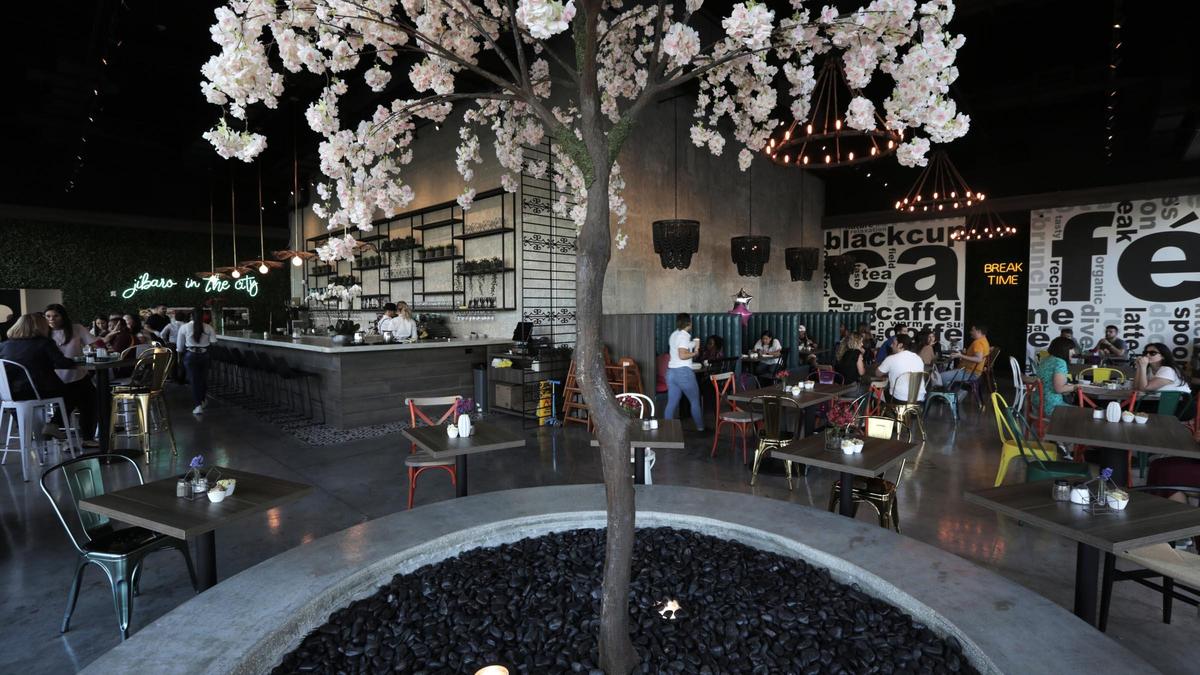 Interior de Bistro Café, que está abierto a mitad de su capacidad siguiendo las reglas del Condado por la pandemia.