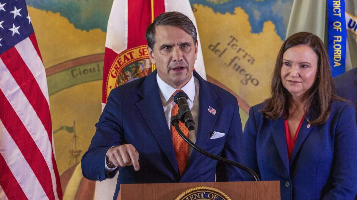 La senadora estadounidense Ashley Moody acompañó al fiscal general en funciones, Todd Blanche, mientras este anunciaba una acusación federal contra Raúl Castro por el derribo de dos aviones de "Hermanos al Rescate” en 1996, durante un acto en homenaje a las víctimas del trágico suceso, celebrado en la emblemática Freedom Tower, en Miami, el miércoles 20 de mayo de 2026.