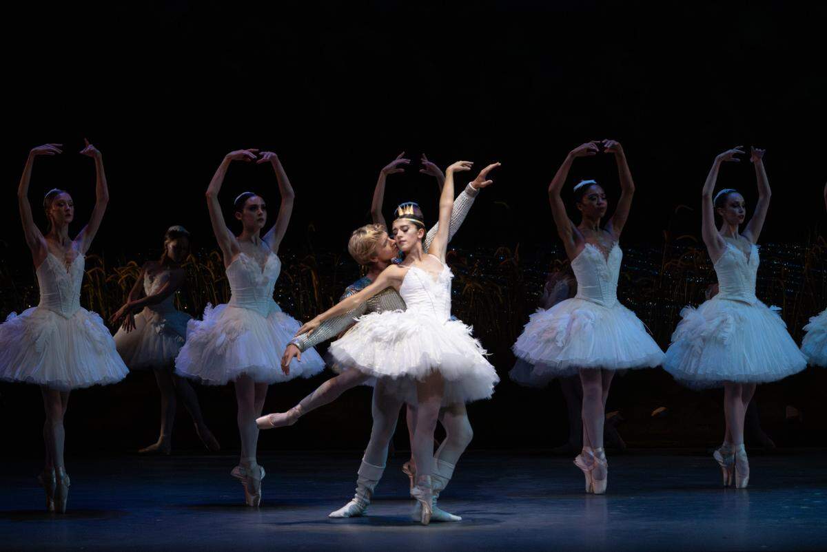 Brooks Landegger y Taylor Naturkas en la función de la tarde del sábado 27 de abril en el Broward Center de Fort Lauderdale, cuando interpretaron por primera vez los papeles protagónicos de “El Lago de los Cisnes” de Alexei Ratmansky.