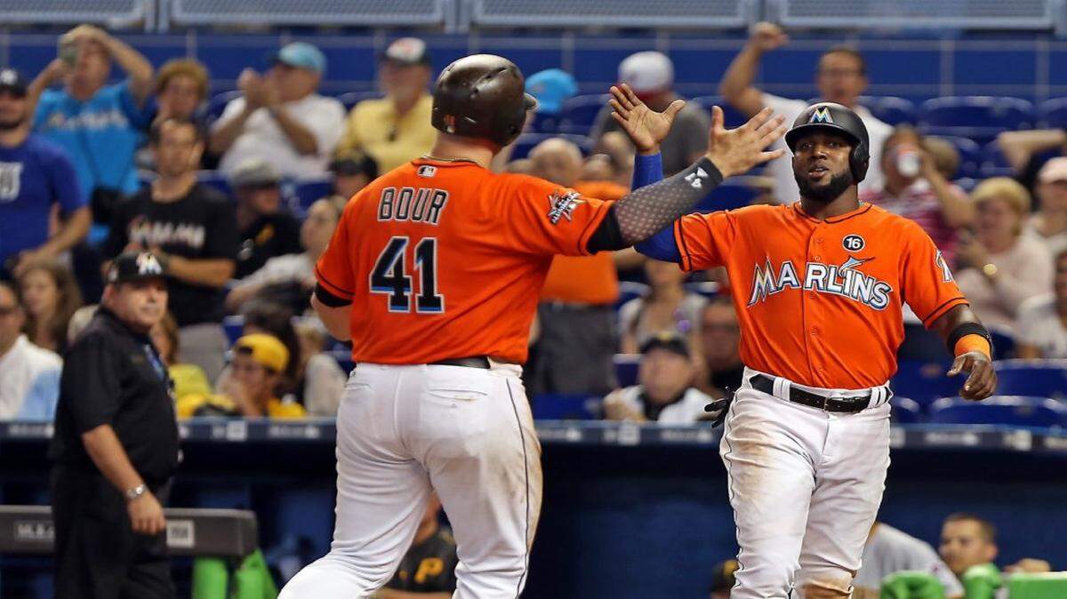 Justin Bour (der.) es felicitado por Marcell Ozuna luego de disparar un jonrón en el partido contra los Piratas, el 27 de abril del 2017.