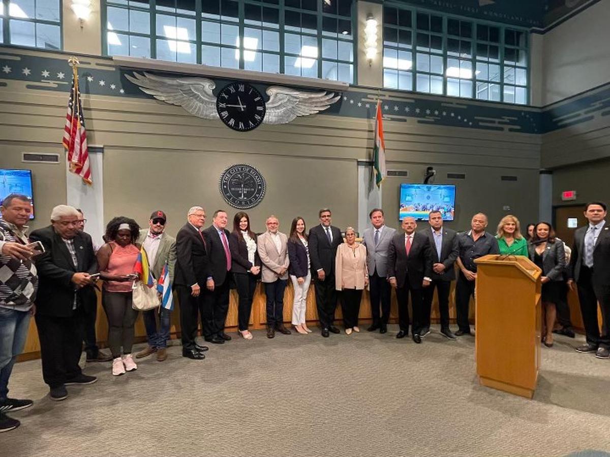 Miembros de la Comisión de la Ciudad de Miami y líderes de la comunidad venezolana en el Ayuntamiento luego de aprobarse una resolución para dar el nombre del libertador Simón Bolívar a un parque en La Pequeña Habana.