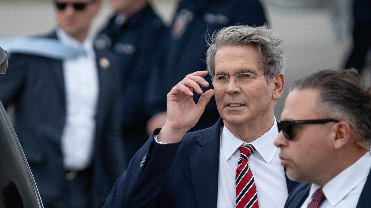 El secretario del Tesoro de EEUU, Scott Bessent, ha defendido los aranceles del presidente Donald Trump como una estrategia que dará beneficios a Estados Unidos. En la foto, Bessent llega al Aeropuerto Internacional de Palm Beach, Florida, el 28 de marzo de 2025.