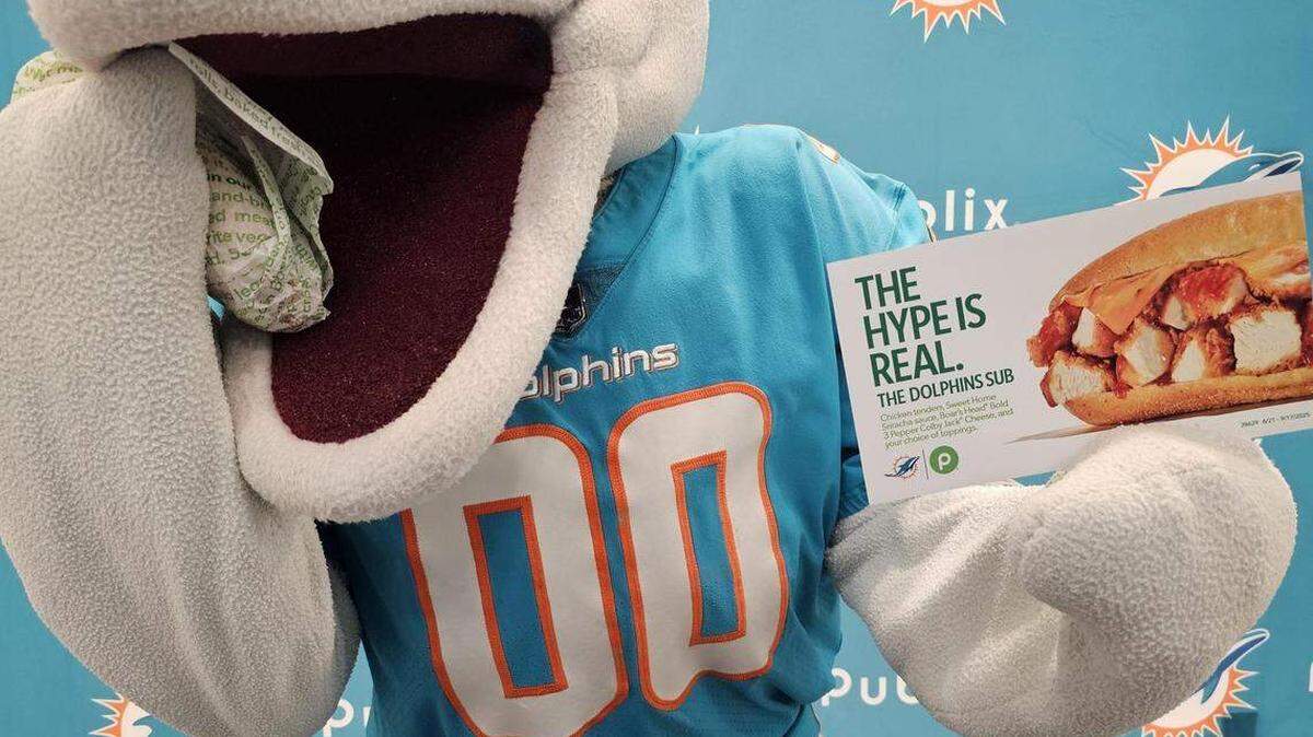 Publix promociona el Dolphins Sub para la temporada de football de la NFL de 2025. La cadena de supermercados de Florida comercializa una línea de Pub Subs y cupcakes con temática de la NFL.