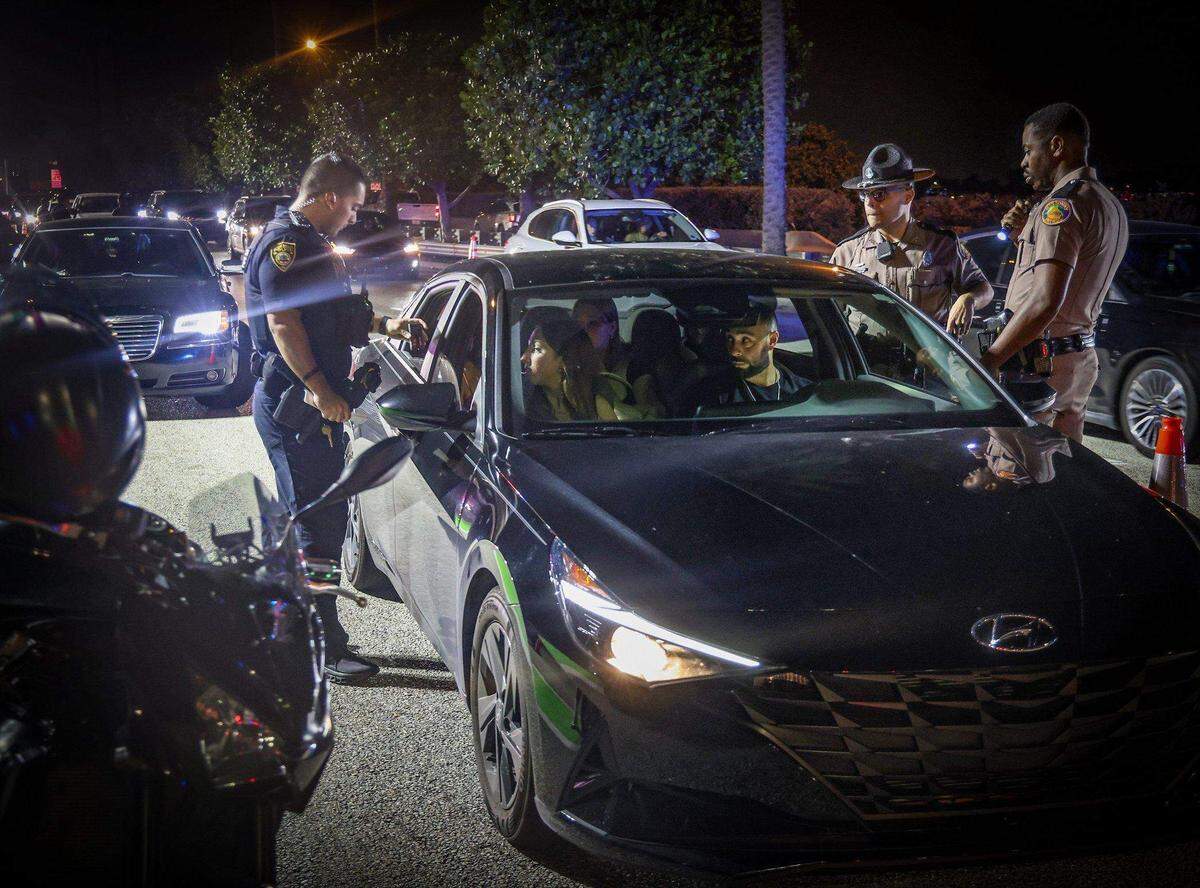 Por la tarde, el tráfico se ralentiza hasta detenerse al entrar a Miami Beach desde el Causeway MacArthur, mientras los agentes de la ciudad y los oficiales de la Florida Highway Patrol comienzan un operativo con lectores de matrículas el domingo 10 de marzo de 2024. Carl Juste cjuste@miamiherald.com