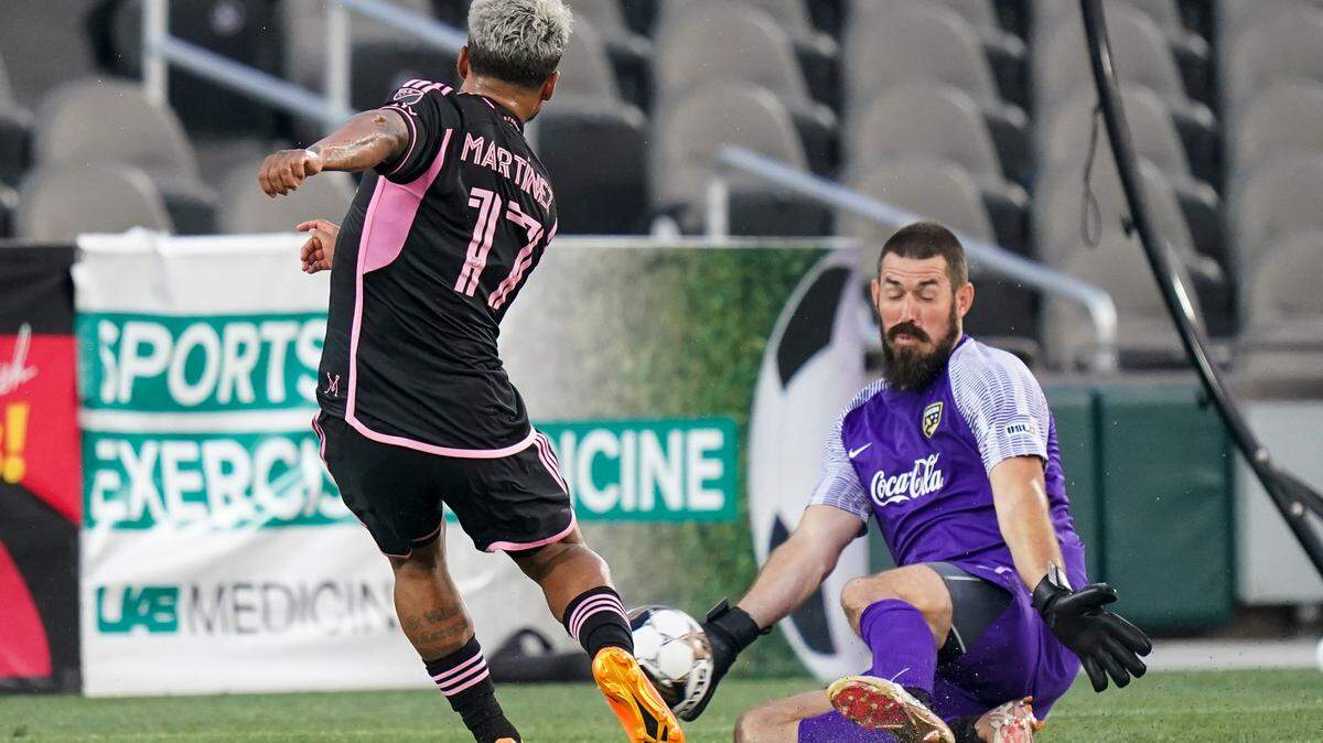 El jugador del Inter Miami Josef Martínez dispara a puerta un disparo que es bloqueado por el portero de Birmingham Legion, Matt VanOekel, en el partido de cuartos de final de la Copa Lamar Hunt, celebrado el 7 de junio de 2023 en Birmingham, Alabama.
