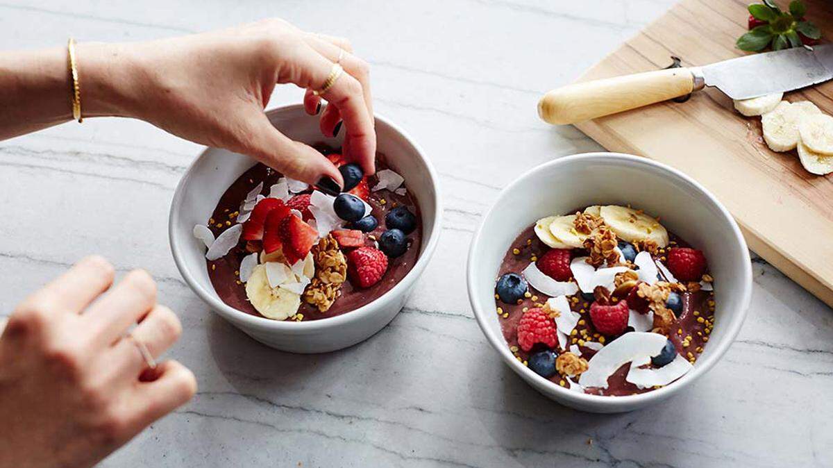 El açai es la fruta de la palmera con gran cantidad de antioxidantes, aporta proteínas, vitaminas y muchos minerales como hierro, zinc, magnesio y potasio. Es una fruta rica en vitaminas A, B, C y E. Gracias a esto hace que el cuerpo esté activo y lleno de energía durante todo el día.