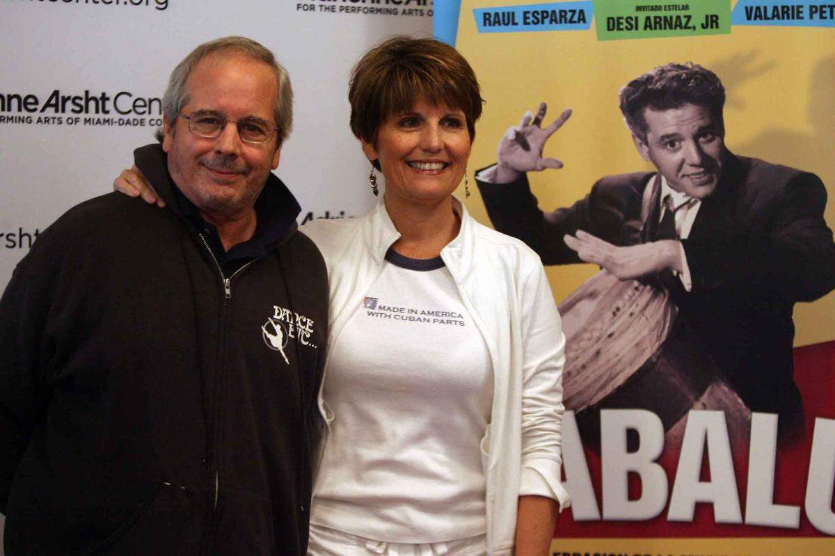 Desi Arnaz Jr. y su hermana Lucie Arnaz hablan a los medios durante una conferencia de prensa en el Adrienne Arsht Center sobre la proxima presentaticón de “Babalú” en el centro, presentación que se enfoca en la música de su padre, Desi Arnaz.