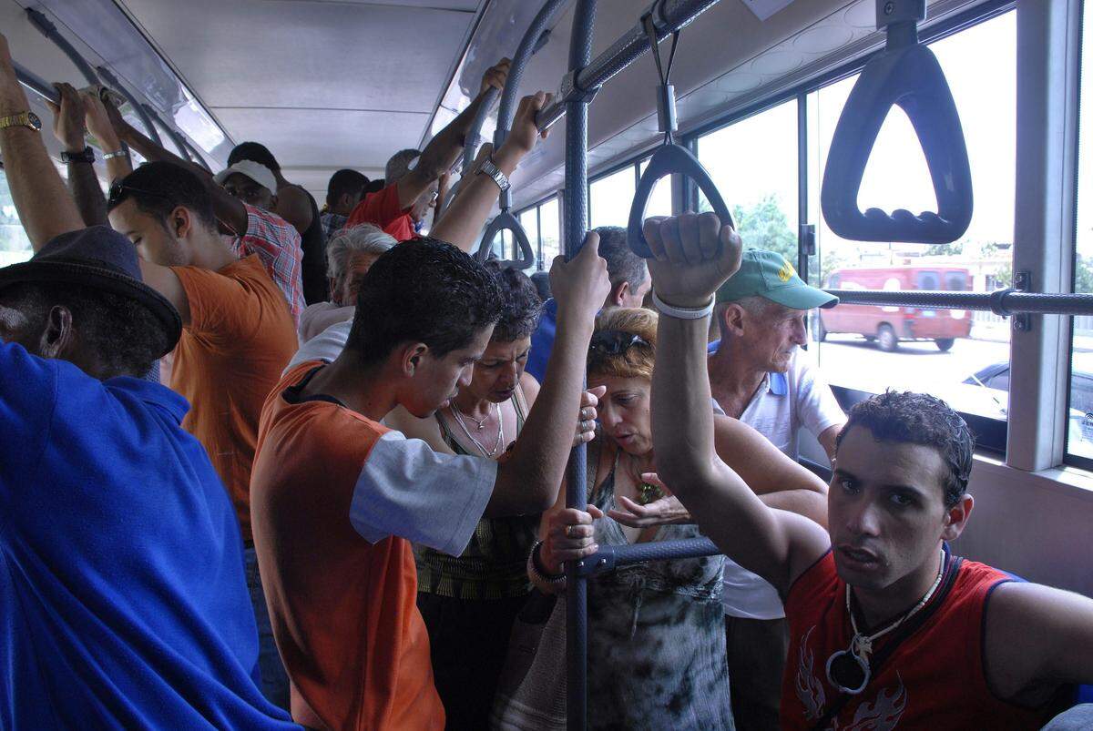 HAB106. LA HABANA (CUBA), 29/07/08.- Un grupo de pasajeros viaja hoy, 29 de julio de 2008, en un omnibus en La Habana (Cuba). Los vehículos adquiridos de segunda mano en Europa y Asia, hace varios años, entran en circulación en momentos en que el transporte público, principal problema en la isla, ha visto duplicada su capacidad en la capital, aunque ahora las críticas de los medios oficiales cubanos van dirigidas a la “calidad el servicio”. EFE/Rolando Pujol
