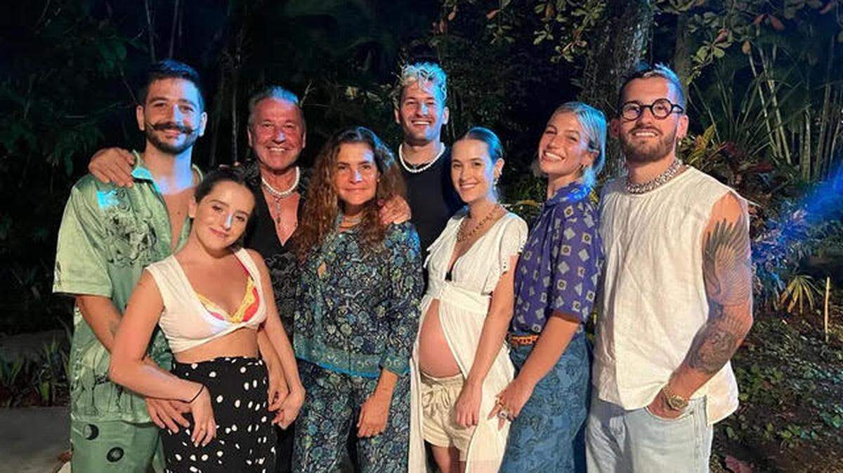 Ricardo Montaner y su esposa Marlene Rodríguez junto a su familia.