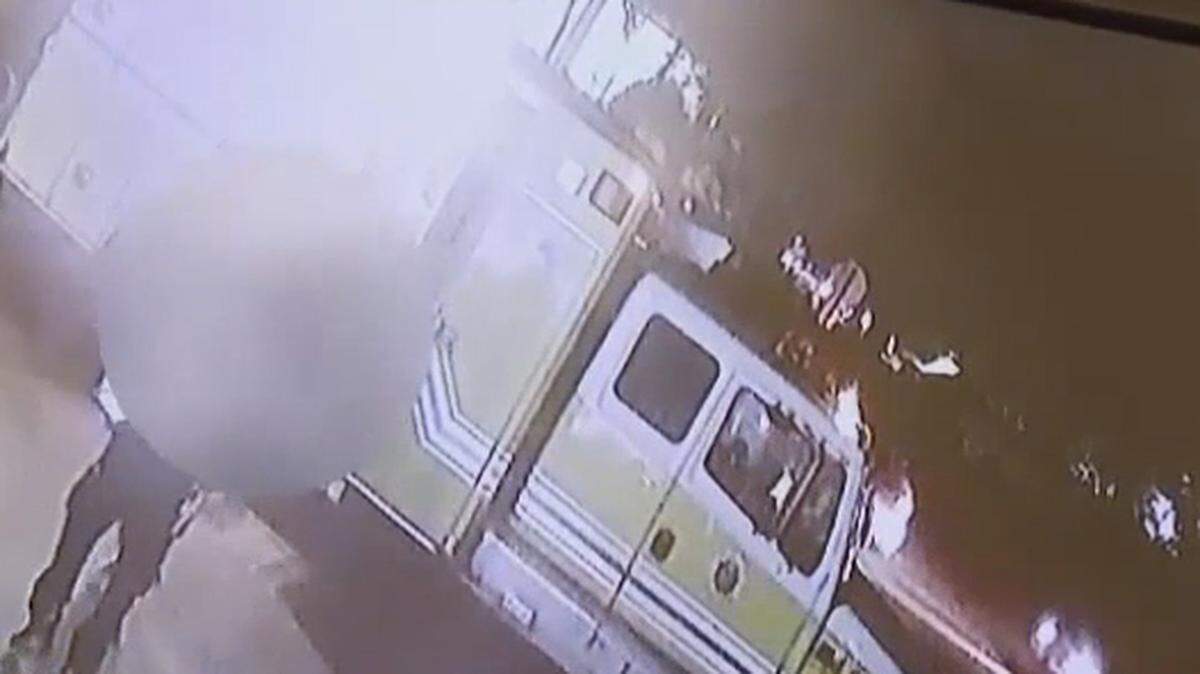 Un video de vigilancia muestra a la niña cuando es llevada a un hospital del área.