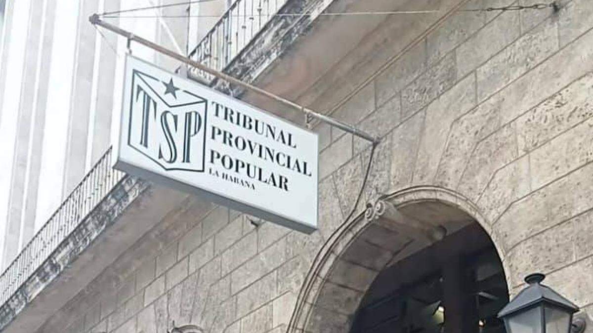 Más de 20 cubanos fueron juzgados en La Habana acusados de varios delitos de fraude bancario y consumo eléctrico en medio de los apagones.