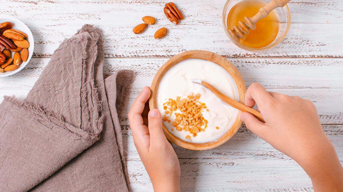 Bol de desayuno con frutos secos, cereales, miel y yogur.