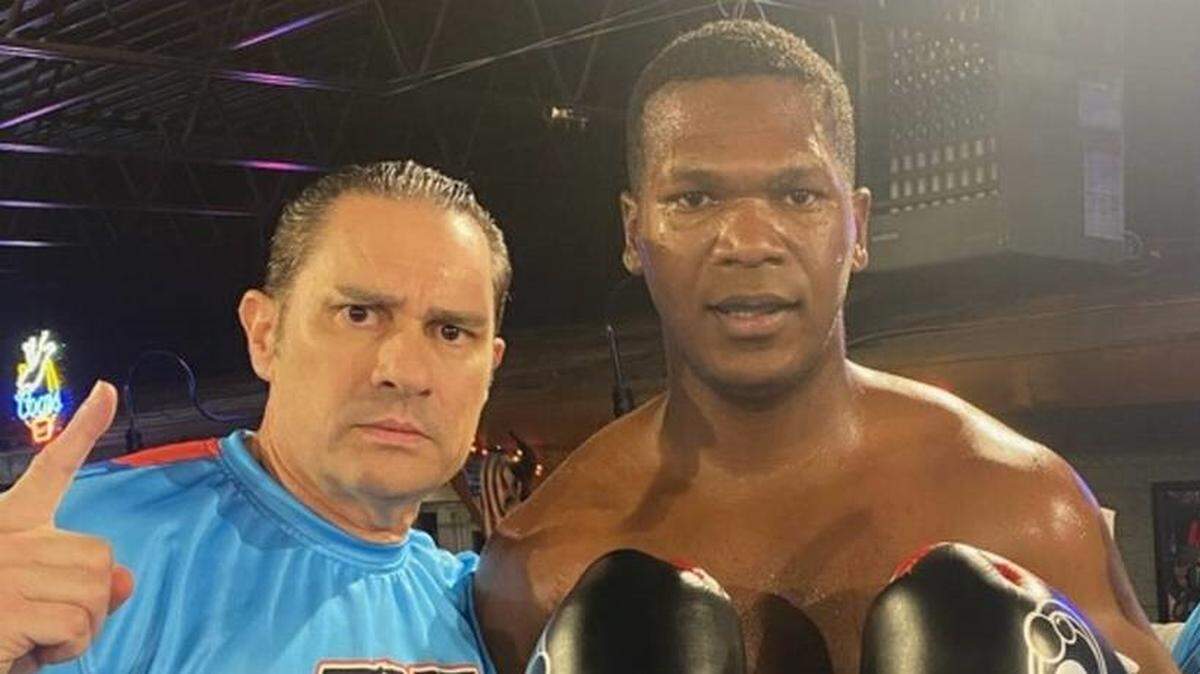 DAINIER PERO con su entrenador Bob Santos. El cubano pelea por tercera vez como profesional este 11 de febrero.