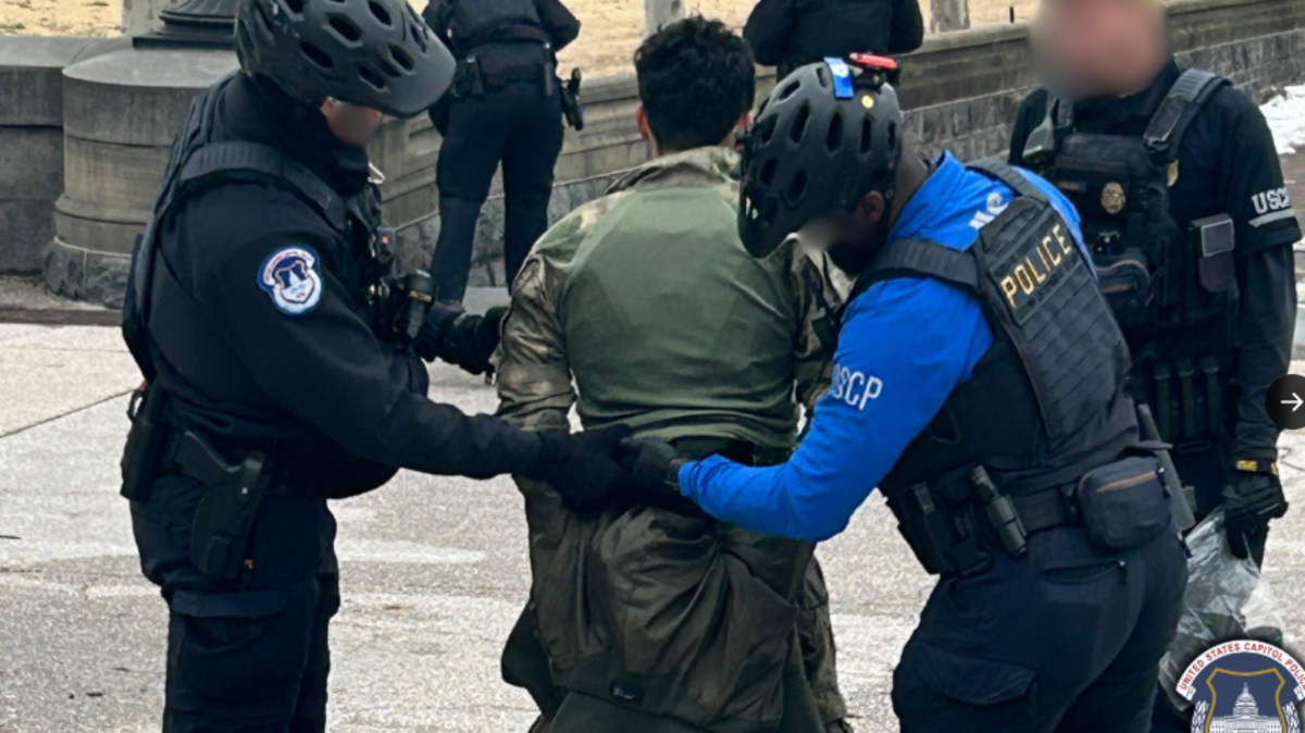 La Policía del Capitolio de Estados Unidos detuvo este martes al joven de 18 años Carter Camacho que salió de un vehículo estacionado y corrió hacia el Capitolio con una escopeta cargada, en un incidente que no dejó heridos ni supuso amenazas adicionales.