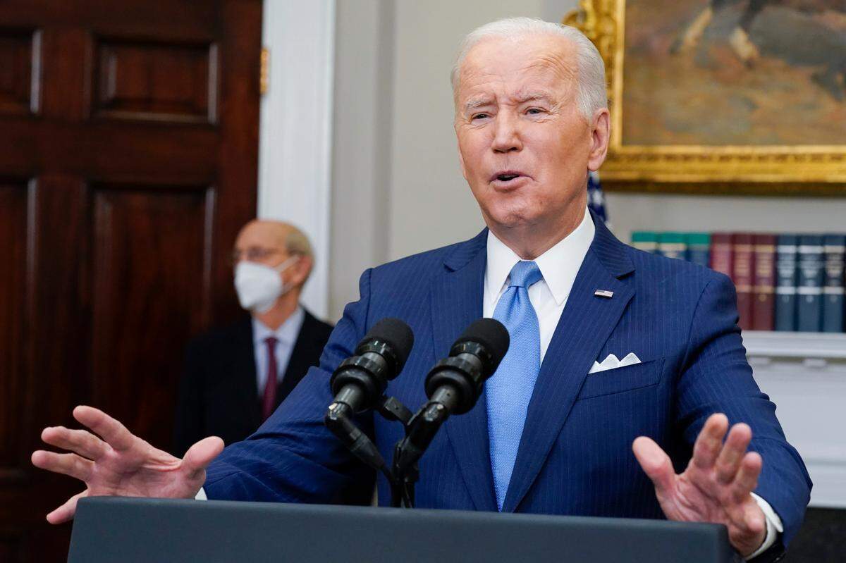 El presidente Joe Biden pronuncia un discurso durante un evento en la Casa Blanca, en Washington, el jueves 27 de enero de 2022.