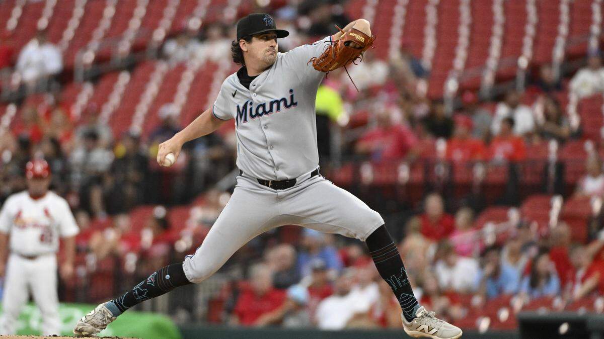 El abridor de los Marlins Qal Quantrill lanza en el primer inning del partido ante los Cardenales, celebrado el 30 de julio de 2025 en San Luis.