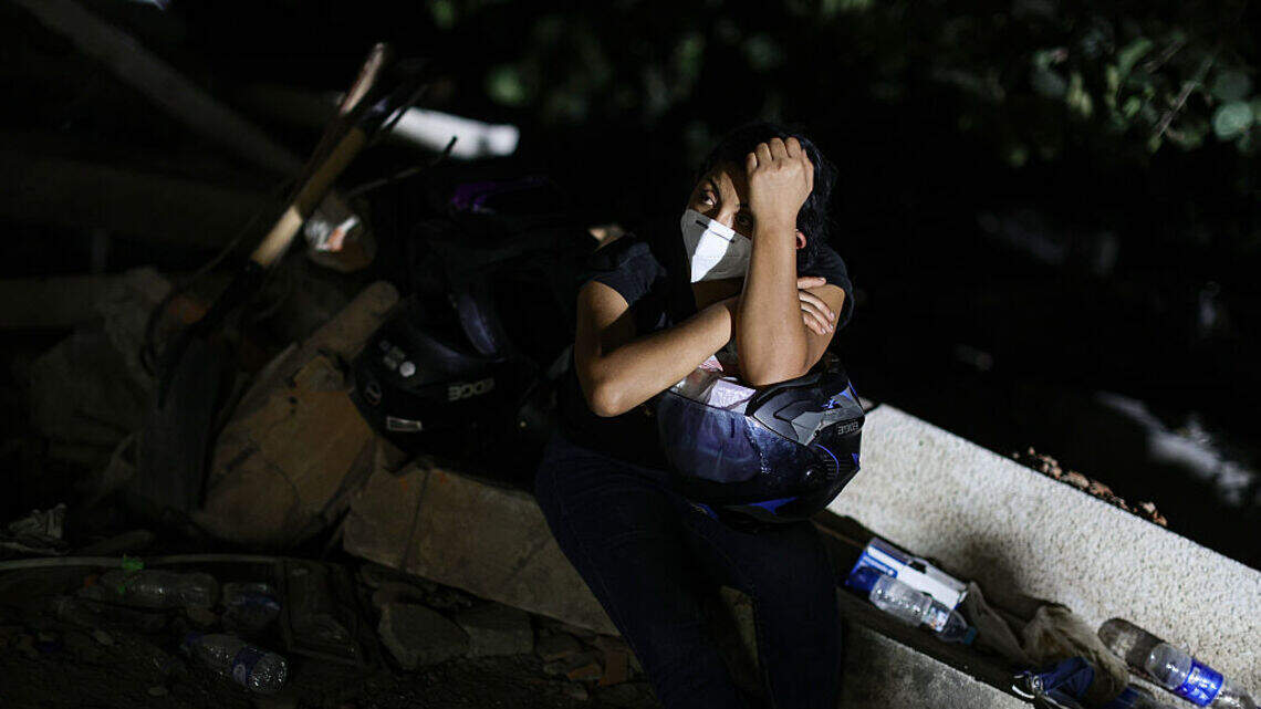 “Permiso para salvar vidas”: protestan ante controles para acceder a zona de desastre en Venezuela
