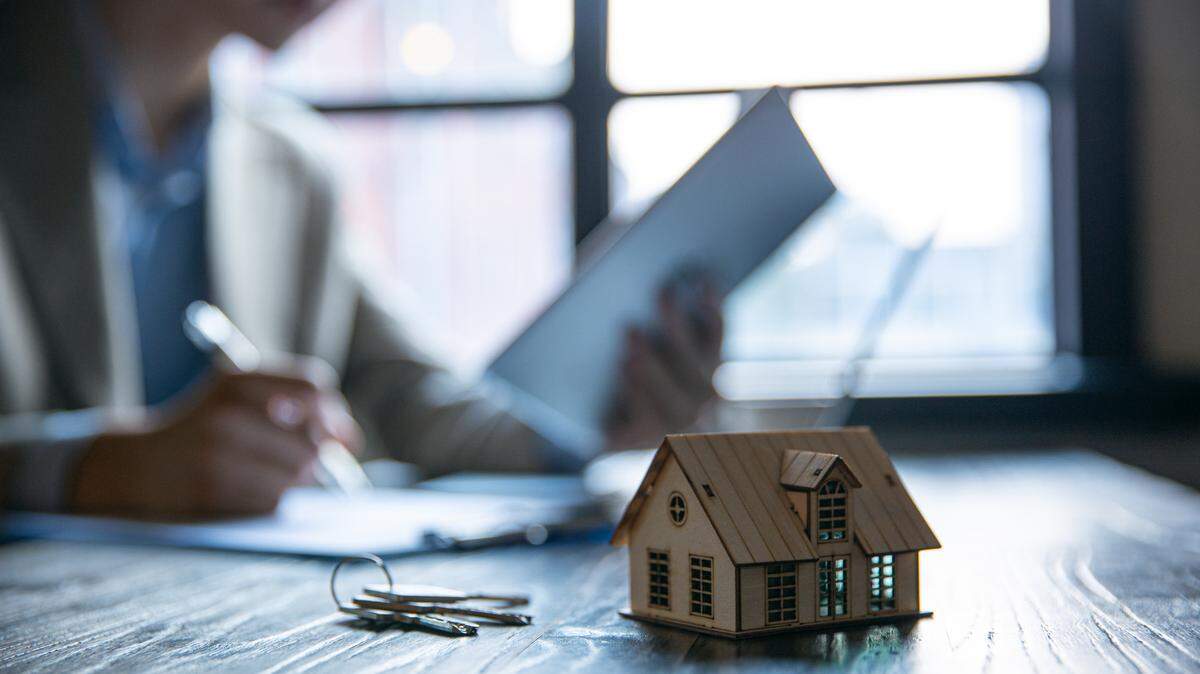 Sign a house sale agreement