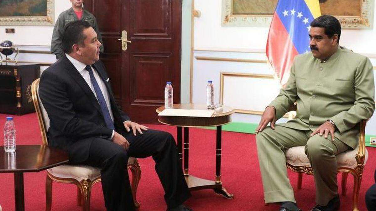 Fotografía cedida por prensa del Palacio de Miraflores donde se observa al presidente de Venezuela, Nicolás Maduro (d), quien sostiene un encuentro con el excandidato presidencial Javier Bertucci  el  23 de mayo del 2018, en Caracas (Venezuela).
