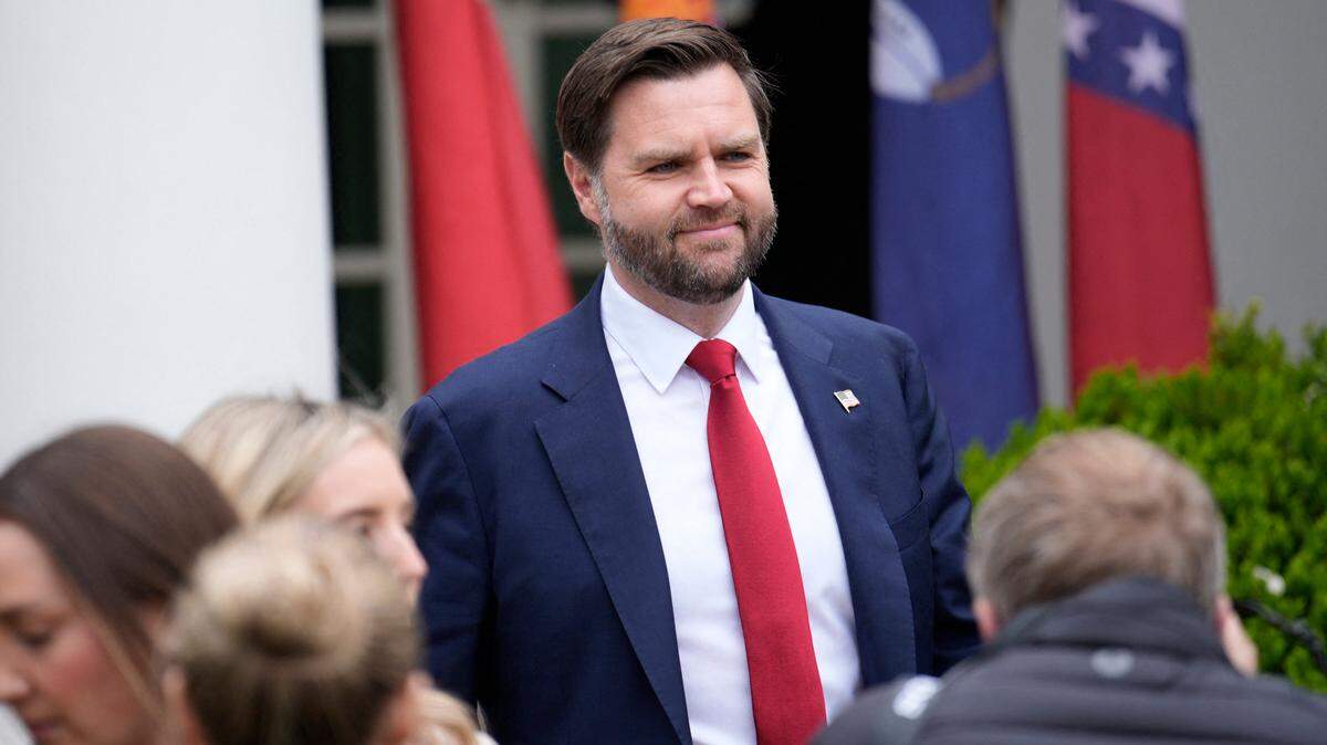El vicepresidente JD Vance llega antes de que el presidente de EE. UU. Donald Trump firme una orden ejecutiva sobre aranceles durante el evento Make America Wealthy Again en el Jardín de Rosas de la Casa Blanca en Washington, el 2 de abril de 2025