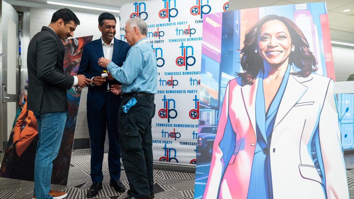 El congresista Ro Khanna (D- California) conversa con un simpatizante durante el encuentro con miembros del Partido Demócrata de Tennessee, durante el primer día de la Convención Nacional Demócrata el lunes en Chicago.