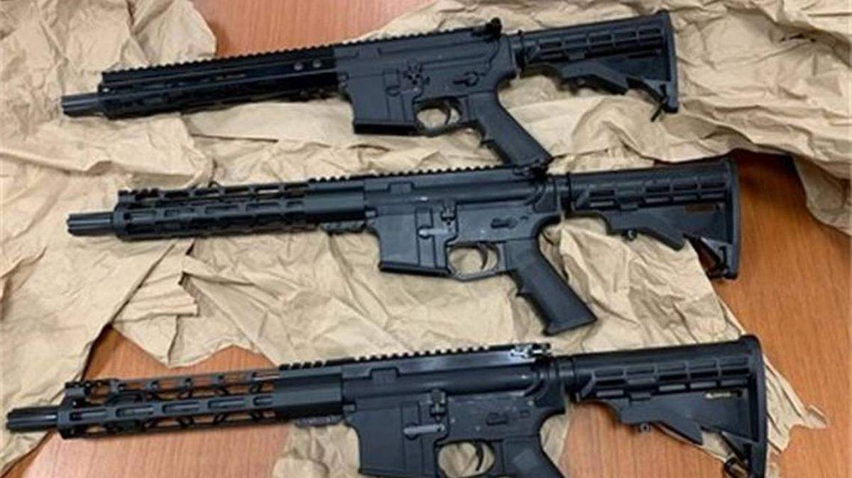 Agentes de la Agencia de Alcohol, Tabaco, Armas de Fuego Explosivos (ATF) decomisaron estas armas de la tienda Miami Gun Shops como parte de un caso contra el propietario de la armería de Doral, y un empleado.