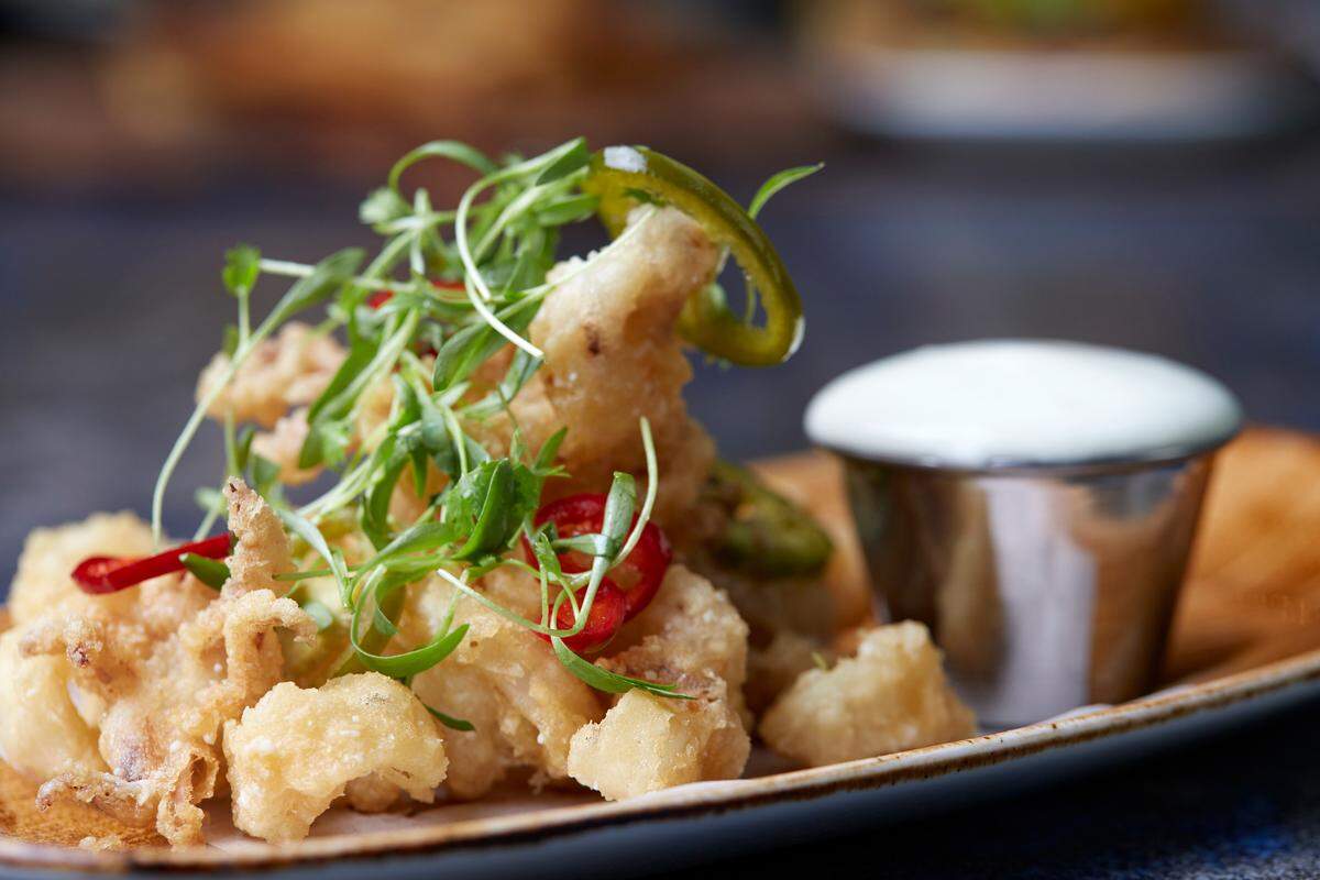 Destacan como entrantes los extraordinarios Calamari Fritti con sal de sésamo, pepinillos y una fina salsa de yuzu sabayón, el limón japonés.