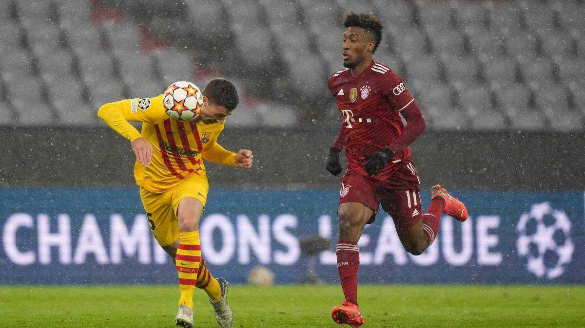 Los defensas del Barcelona Clément Lenglet (izq.) y Dani Alves han dado positivo por Covid-19 y no se incorporarán este martes al inicio de los entrenamientos de la plantilla azulgrana tras las fiestas navideñas.