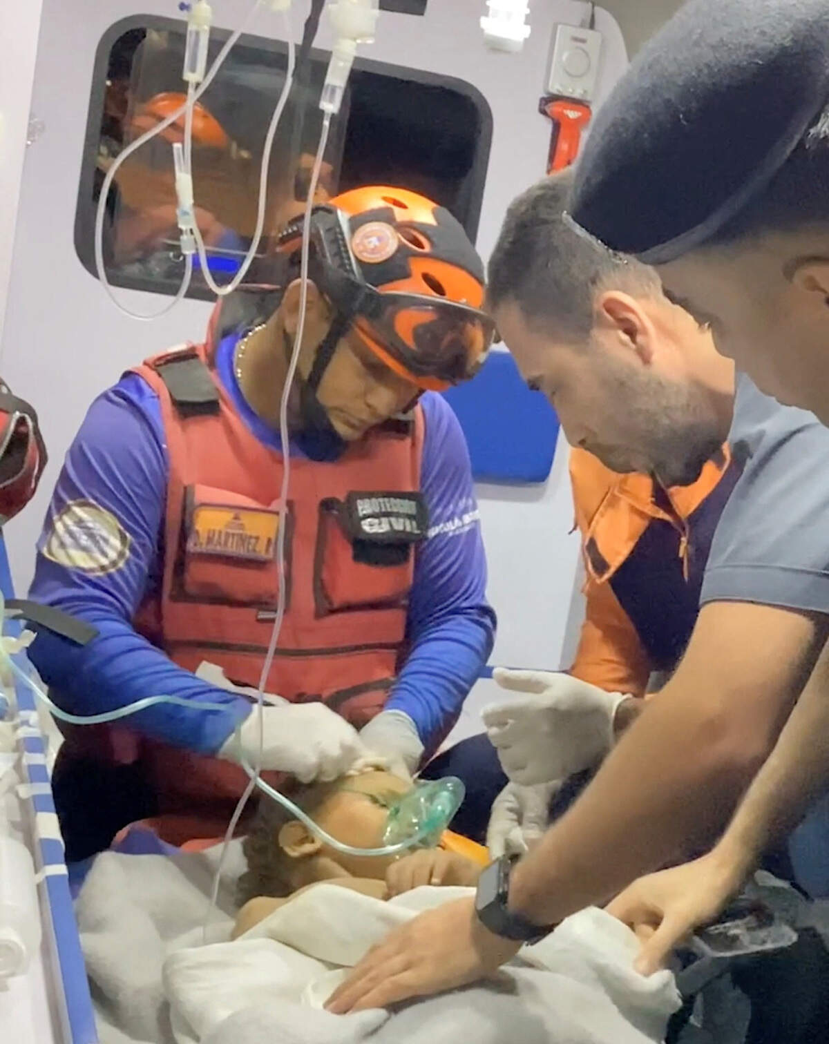 Un niño recibe atención médica de urgencia tras ser rescatado por un equipo jordano de entre los escombros tras los terremotos ocurridos en Venezuela, en La Guaira cerca de Caracas, en esta imagen extraída de un vídeo difundido el martes 30 de junio de 2026.