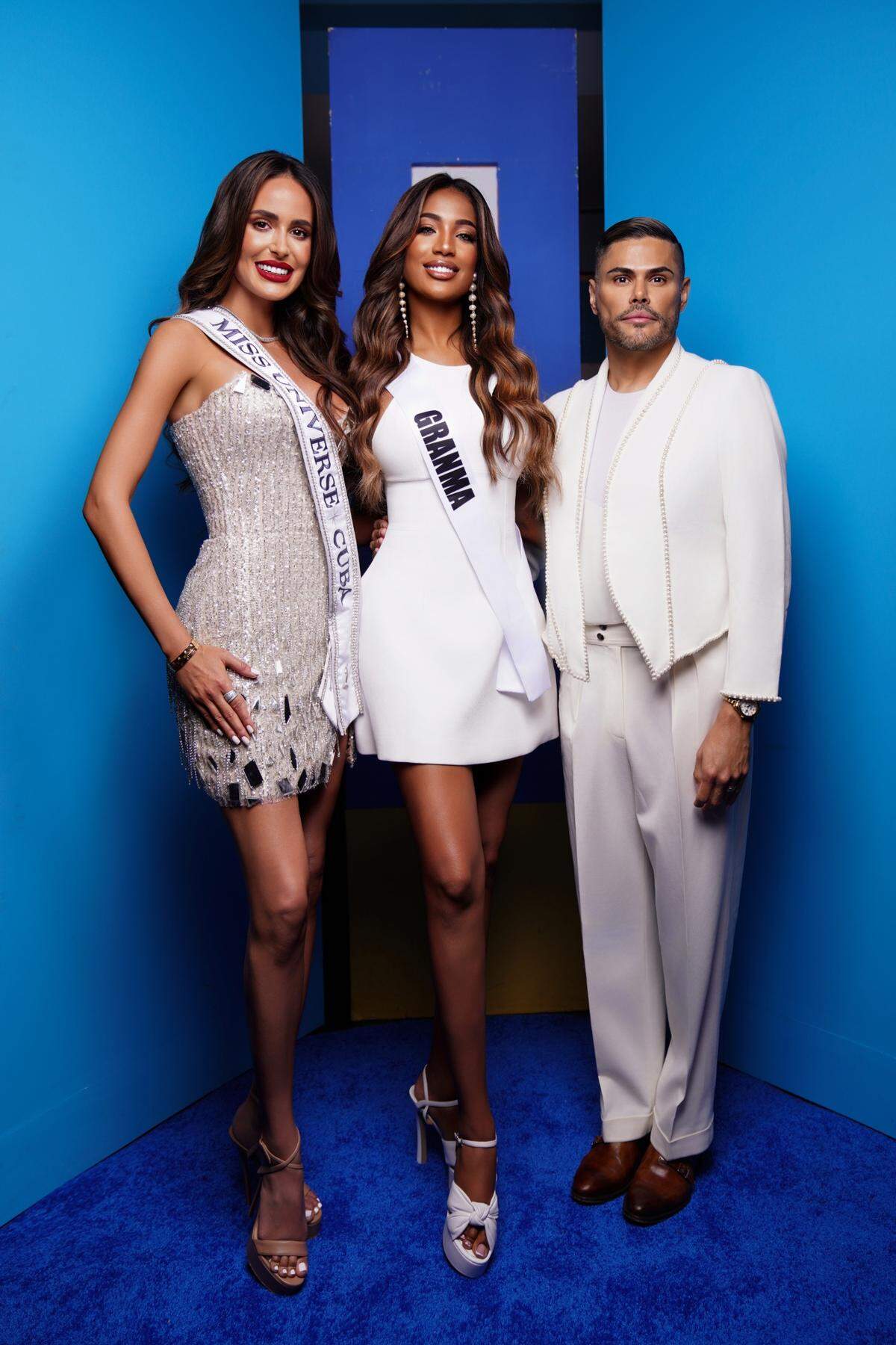 Marianela Ancheta, Miss Universe Cuba 2024, Katy Nuñez Díaz, representante de la provincia Granma en Miss Universe Cuba 2025, y Prince Julio César, director del concurso.