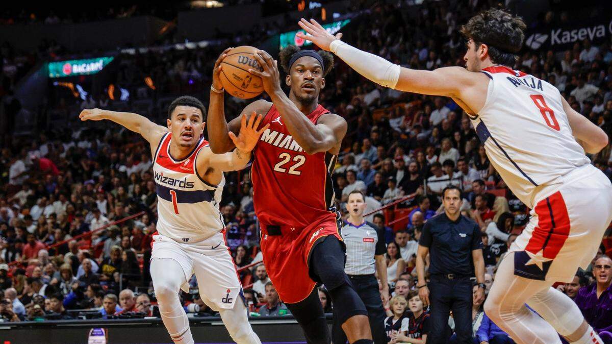 El jugador del Heat Jimmy Butler (22) entra al aro ante la marca de Deni Avdija (8), de los Wizards de Washington, en el partido celebrado el 10 de marzo de 2024 en Miami.