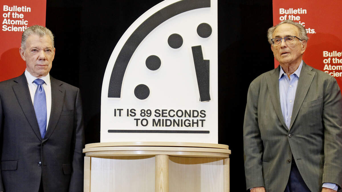 
Foto tomada el 28 de enero de 2025 muestra el Reloj del Apocalipsis, ajustado a 89 segundos para la medianoche, durante una conferencia de prensa en el Instituto de la Paz de EE.UU. en Washington. La posición de la manecilla del reloj, anunciada por el Boletín de los Científicos Atómicos, representa cuán cerca está la humanidad de una catástrofe global.
