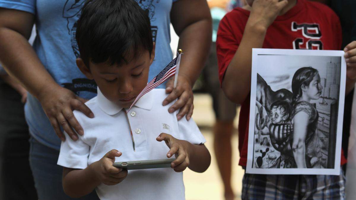 La administración Trump ha citado al menos a 70 pequeños menores de 1 año, en los últimos diez meses, para que se presenten en tribunales de inmigración y enfrenten solos sus propios procesos de deportación, según datos del Departamento de Justicia proporcionados a Kaiser Health News.