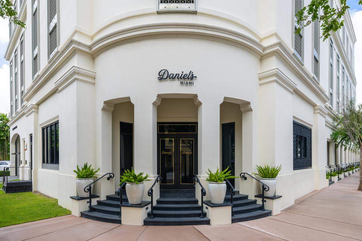 Exterior de Daniel’s en el antiguo local de Fiola en Coral Gables.